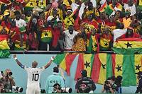 Le milieu de terrain ghanéen André Ayew (3e L) célèbre avec les supporteurs ghanéens - venus en nombre - après avoir marqué le premier but de son équipe lors du match du groupe H de la Coupe du monde face au Portugal de Cristiano Ronaldo.

