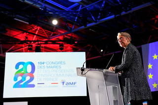 La Première ministre Élisabeth Borne lors de la 104 e  session du congrès des maires organisé par l'Association des maires de France (AMF), à Paris, le 24 novembre 2022.
