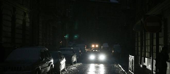 Kiev s'efforce de retablir le courant de millions d'Ukrainiens plonges dans le noir