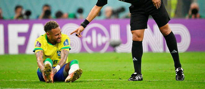 Neymar est sorti sur blessure contre la Serbie. Il souffre d'une << lesion ligamentaire laterale >>.
