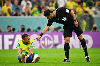Neymar est sorti sur blessure contre la Serbie. Il souffre d'une « lésion ligamentaire latérale ».

