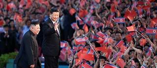 L’agence d’État nord-coréenne KCNA a annoncé samedi que le président chinois Xi Jinping a écrit au dirigeant nord-coréen Kim Jong-un pour lui proposer de coopérer et d'accélérer « la paix, la stabilité, le développement et la prospérité de la région et du reste du monde ».
