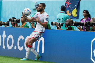 Le joueur Ali Abdi cherche la parade durant le match contre l'Australie, à Al Wakrah. Il faut dire que les Aigles de Carthage n'ont jamais trouvé la solution pour renverser les Socceroos.
