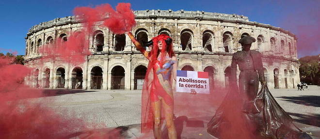 L'actrice francaise Marie Cornillon manifeste devant les arenes de Nimes pour interdire la tauromachie en France, le 16 novembre 2022.
