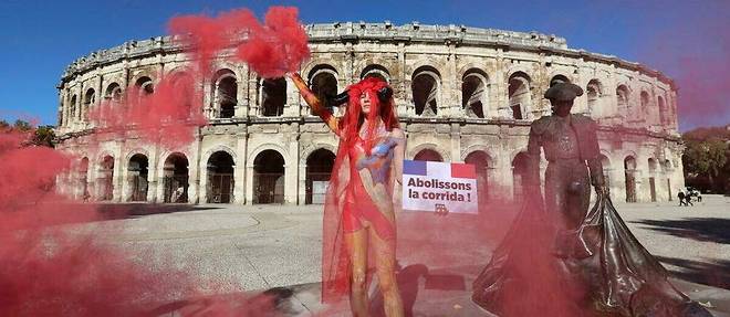 L'actrice française Marie Cornillon manifeste devant les arènes de Nîmes pour interdire la tauromachie en France, le 16 novembre 2022.
