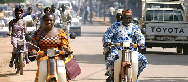 Au Burkina Faso, dans les principales villes, la capitale Ouagadougou en tete, les habitudes de deplacement en voiture et surtout a moto font peser des menaces sur l'environnement et sur la sante. 
