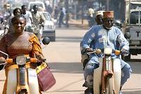 Au Burkina Faso, dans les principales villes, la capitale Ouagadougou en tete, les habitudes de deplacement en voiture et surtout a moto font peser des menaces sur l'environnement et sur la sante.
