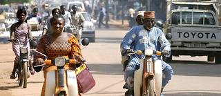 Au Burkina Faso, dans les principales villes, la capitale Ouagadougou en tête, les habitudes de déplacement en voiture et surtout à moto font peser des menaces sur l’environnement et sur la santé. 
