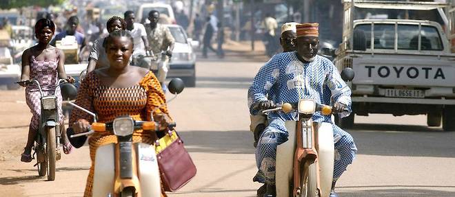 Au Burkina Faso, dans les principales villes, la capitale Ouagadougou en tête, les habitudes de déplacement en voiture et surtout à moto font peser des menaces sur l’environnement et sur la santé. 
