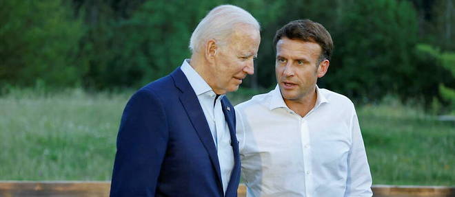 Joe Biden et Emmanuel Macron en discussion lors du G7 en Allemagne, le 26 juin 2022. 