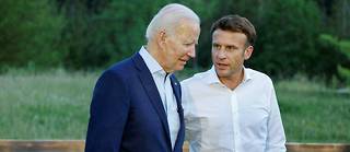 Joe Biden et Emmanuel Macron en discussion lors du G7 en Allemagne, le 26 juin 2022.
