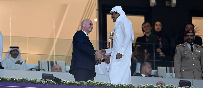 L'emir du Qatar, le cheikh Tamim bin Hamad al-Thani, serrant la main du president de la Fifa, Gianni Infantino, avant le match de football du groupe A de la Coupe du monde entre le Qatar et l'Equateur au stade Al-Bayt d'Al Khor, au nord de Doha, le 20 novembre.
