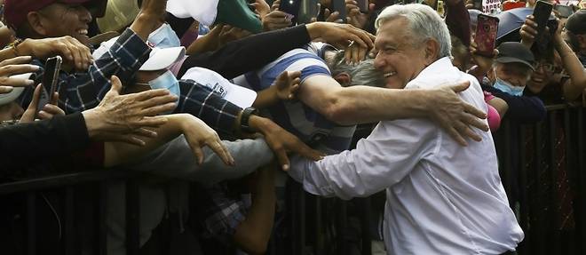 Mexique: le president entraine une maree humaine dans la rue en soutien a sa politique