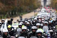 Des motards d&eacute;filent &agrave; Paris contre le contr&ocirc;le technique
