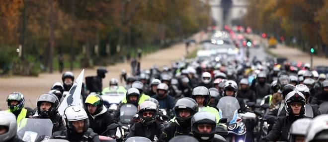 Des motards defilent a Paris contre le controle technique