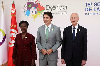 Le président tunisien Kais Saied, la secrétaire générale de l’Organisation internationale de la francophonie Louise Mushikiwabo et le Premier ministre canadien Justin Trudeau au sommet de la Francophonie, à Djerba, le le 19 novembre. 
