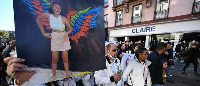 Une marche blanche a Mulhouse (Haut-Rhin), le 24 octobre 2021, a la memoire de Dinah, 14 ans, qui s'est suicidee apres avoir ete harcelee par plusieurs adolescents pendant deux ans.
