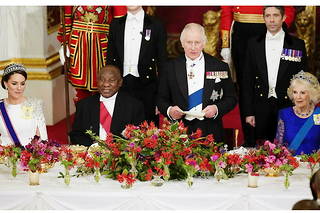 Le 22 novembre, Charles III et la reine consort Camilla ont donné un banquet officiel au palais de Buckingham en l'honneur du président sud-africain Cyril Ramaphosa, assis à côté de Kate.
