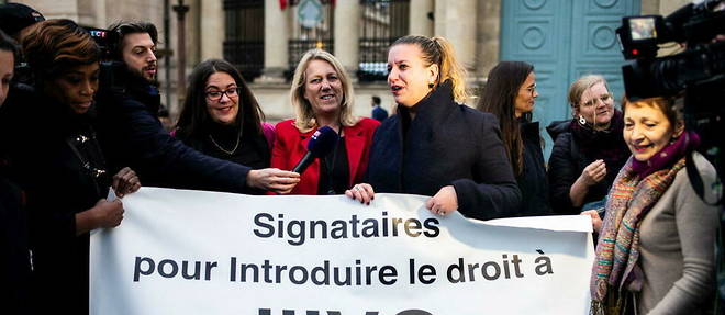 Les deputees LFI Mathilde Panot (au centre) et Danielle Simonnet (a gauche), apres le vote a l'Assemblee en faveur de l'inscription de l'IVG dans la Constitution.
