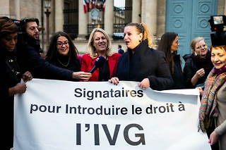 Les députées LFI Mathilde Panot (au centre) et Danielle Simonnet (à gauche), après le vote à l'Assemblée en faveur de l'inscription de l'IVG dans la Constitution.
