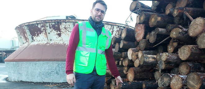 Pierre Grolleau, du groupe Gautier, pres du stock de bois issu des forets incendiees.  
