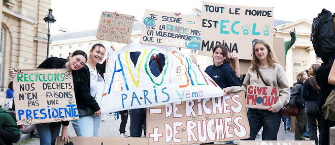 Une manifestation pour le climat le 25 septembre 2022, a Paris. La << generation >> climat decrite par les medias n'est en fait constituee que de jeunes etudiants parisiens, selon une etude de la Fondation Descartes.
