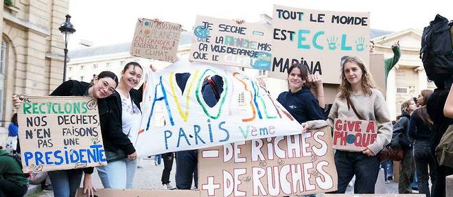 Une manifestation pour le climat le 25 septembre 2022, à Paris. La « génération » climat décrite par les médias n'est en fait constituée que de jeunes étudiants parisiens, selon une étude de la Fondation Descartes.
