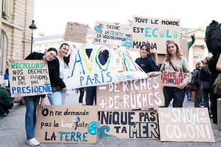 Une manifestation pour le climat le 25 septembre 2022, à Paris. La « génération » climat décrite par les médias n'est en fait constituée que de jeunes étudiants parisiens, selon une étude de la Fondation Descartes.
