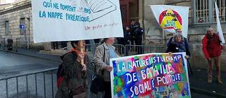 Manifestation de soutien devant le tribunal de Niort (Deux-Sèvres), lundi 28 novembre 2022, où des prévenus sont convoqués pour leur participation à la manifestation interdite de Sainte-Soline contre les mégabassines, le 29 octobre.
