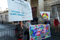 Manifestation de soutien devant le tribunal de Niort (Deux-Sevres), lundi 28 novembre 2022, ou des prevenus sont convoques pour leur participation a la manifestation interdite de Sainte-Soline contre les megabassines, le 29 octobre.
