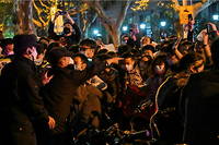 La population chinoise est descendue massivement dans la rue dimanche 27 novembre pour protester contre les nouvelles restrictions sanitaires.
