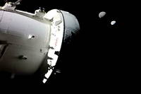 Lundi 28 novembre, au treizieme jour de la mission Artemis 1, Orion continue de s'eloigner de la Terre et de la Lune, regardant en arriere vers notre planete alors que son satellite se prepare a l'eclipser.
