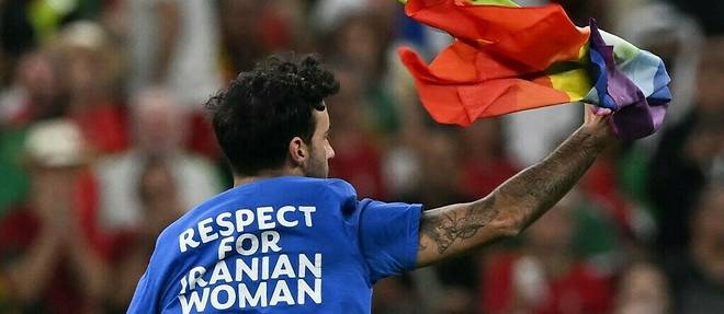 A la 51e minute de la rencontre de Coupe du monde entre le Portugal et l'Uruguay, ce lundi, un homme est entre sur la pelouse du stade de Lusail, au Qatar, muni d'un drapeau arc-en-ciel et vetu d'un tee-shirt pour la defense des femmes iraniennes et de l'Ukraine.
