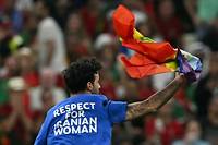 A la 51 e  minute de la rencontre de Coupe du monde entre le Portugal et l'Uruguay, ce lundi, un homme est entre sur la pelouse du stade de Lusail, au Qatar, muni d'un drapeau arc-en-ciel et vetu d'un tee-shirt pour la defense des femmes iraniennes et de l'Ukraine.
