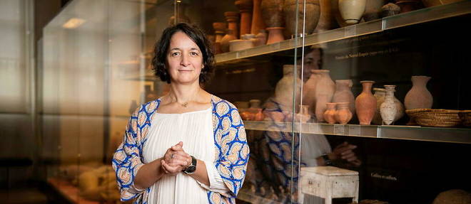 Marie Millet est une experte de la ceramique. Ici, devant la collection de vases reunie au Louvre.
