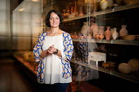 Marie Millet est une experte de la céramique. Ici, devant la collection de vases réunie au Louvre.
