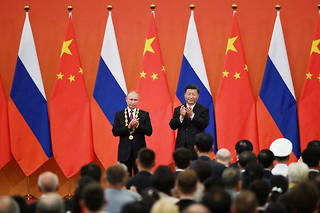 Vladimir Poutine reçoit la « Médaille de l'amitié » des mains de Xi Jinping à Pékin, le 8 juin 2018.

