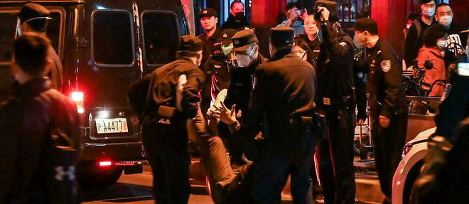 La police arrête un manifestant à proximité de la rue Urumqi à Shanghai, le 27 novembre 2022.
