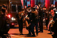 La police arrete un manifestant a proximite de la rue Urumqi a Shanghai, le 27 novembre 2022.
