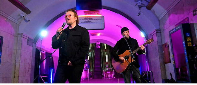 Bono (Paul David Hewson), chanteur, auteur et philanthrope irlandais, leader de U2, joue avec le guitariste The Edge dans une station de metro en Ukraine en mai 2022. 
