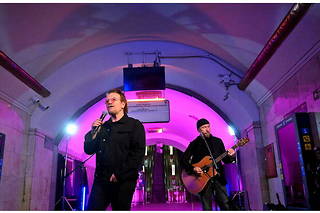 Bono (Paul David Hewson), chanteur, auteur et activiste irlandais, leader de U2, joue avec le guitariste The Edge dans une station de métro en Ukraine en mai 2022. 
