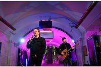 Bono (Paul David Hewson), chanteur, auteur et philanthrope irlandais, leader de U2, joue avec le guitariste The Edge dans une station de métro en Ukraine en mai 2022. 
