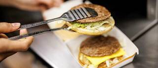 La plupart des menus grand format dans les fast-foods représentent jusqu'à 80 % des besoins caloriques journaliers d'un adulte : autrement dit, beaucoup trop. (Photo d'illustration)

