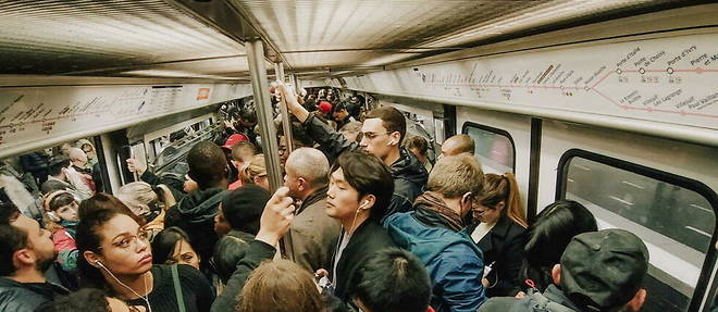 Une rame du metro parisien bondee, le 13 octobre 2022. 
