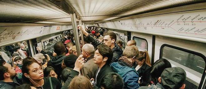 Une rame du métro parisien bondée, le 13 octobre 2022. 
