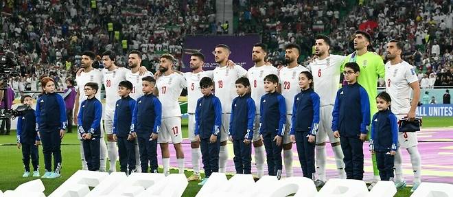Les joueurs iraniens ont entonne leur hymne national face aux Etats-Unis, un match hautement symbolique sur le plan geopolitique. 