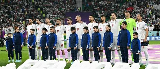 Les joueurs iraniens ont entonné leur hymne national face aux États-Unis, un match hautement symbolique sur le plan géopolitique.
