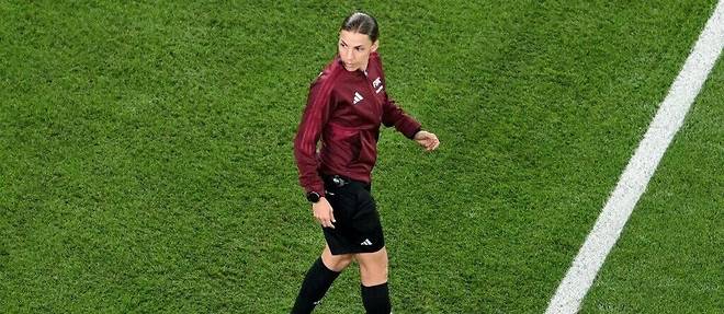 Jeudi soir, lors du match entre l'Allemagne et le Costa Rica, Stephanie Frappart va devenir la premiere femme a arbitrer une recontre de la Coupe du monde masculine. 