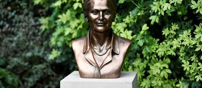 Un buste de Simone Veil installe dans les jardins de l'Assemblee