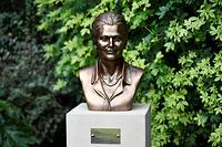 Un buste de Simone Veil install&eacute; dans les jardins de l'Assembl&eacute;e